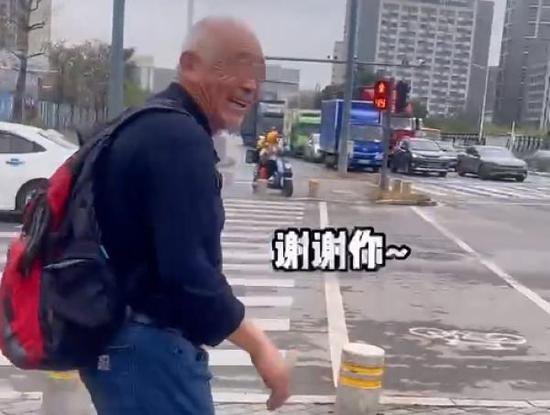 “走着<em>去深圳</em>北站”的爷爷被拘 爱心怎能被愚弄？