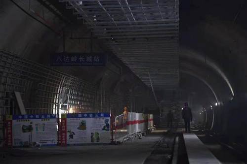京张高铁八达岭长城站房主体结构封顶