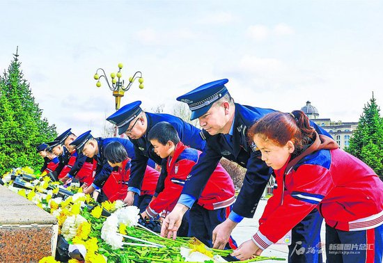 新疆中小学开展清明祭英烈活动