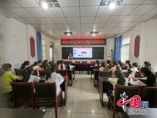 盐亭县高渠小学开展五年级女生健康教育活动