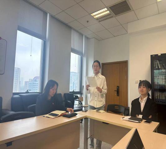 商英日语教师党支部围绕党员集中培训第一课开展交流研讨