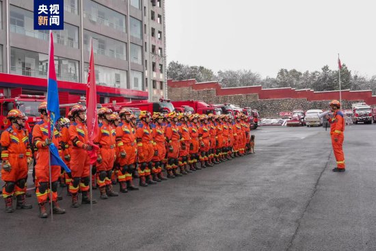 贵州消防派出208名指战员 41辆<em>消防车</em> 6只搜救犬增援云南
