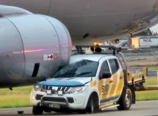 澳大利亚一<em>小货车</em>在停机坪撞上客机：卡在发动机下 玻璃被压碎