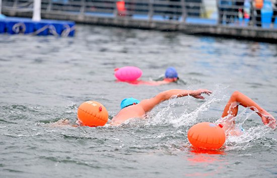 重庆·垫江冬泳公开赛举行 600余名冬泳健儿逐浪<em>三合</em>湖畔