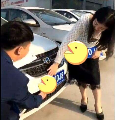 南京：一女子给新车挂<em>车牌</em>，回家后被爸爸骂出家门！网友：真...