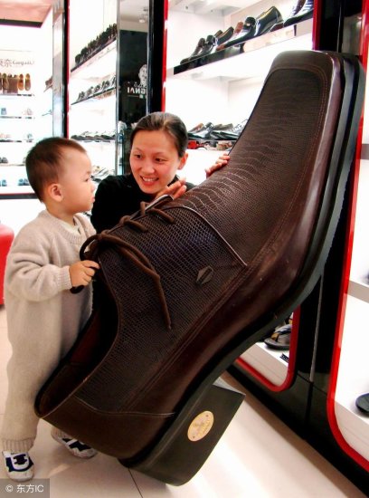 江苏连云港市某商城，一<em>鞋店</em>摆出巨型皮鞋，引人微观