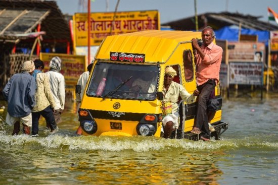 图集：熬过夏季极端高温干旱，印度多地又遭暴雨致内涝