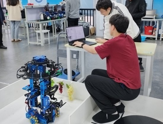 机器人、电子显微镜等成热门<em>专业</em>——河南省技师学院见闻