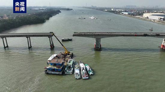 <em>最新</em>救援进展：广州沥心沙大桥事故中一辆落水轿车被吊起