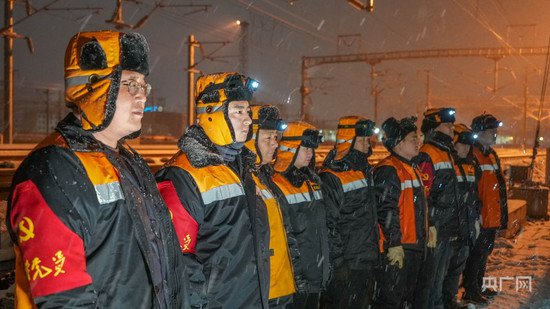 郑州东高铁基础设施段：深夜除雪检查 保障高铁畅通