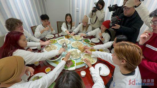 中美学生在青岛同包<em>饺子</em> 感受<em>中国</em>传统美食文化