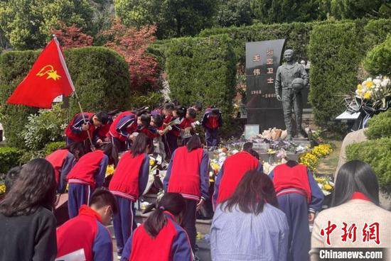 “海空卫士”王伟牺牲23周年 墓前摆满战机模型和鲜花
