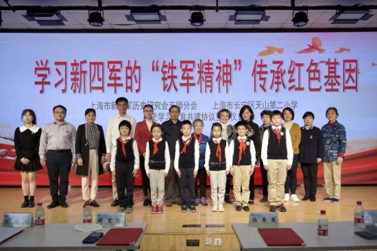 <em>上海长宁</em>天山第二小学打造足球特色文化，创建文明校园