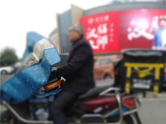 长沙54岁外卖员每天送餐12个小时：儿子待业在家，<em>谁能帮我</em>劝劝...
