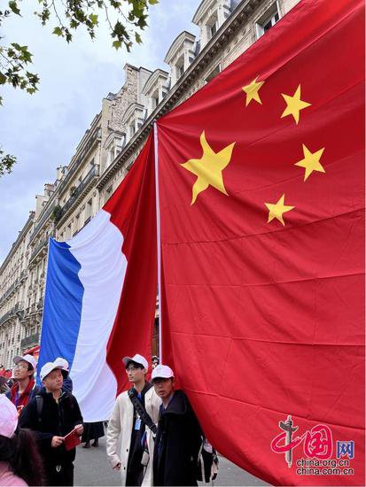 “风雨中，我们把中法国旗绑<em>在一起</em>”