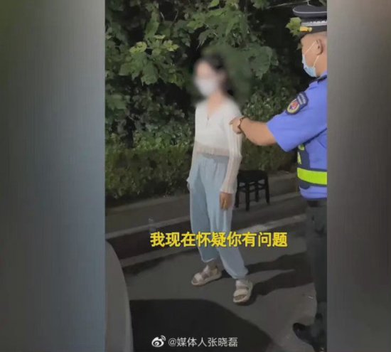 江苏扬州，一名男子开车经过防疫卡点，下车接受检查，正在这时...
