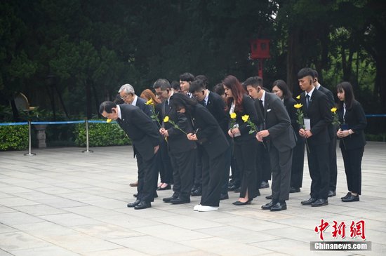 <em>马英</em>九和台湾青年一行在广州拜谒黄花岗七十二烈士墓