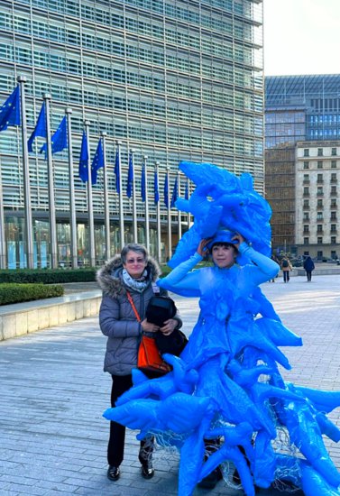 艺术家孔宁在比利时欧盟总部前展示保护地球的“小蓝人”