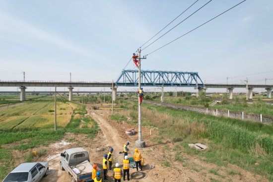 津潍高铁（东营区段）工程首条涉铁电力线路迁改完成
