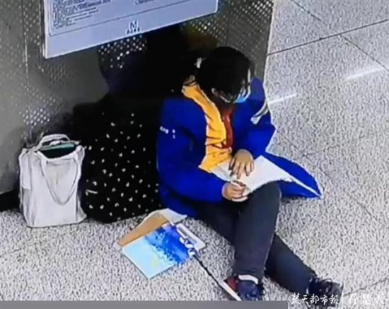武汉<em>地铁</em>站内一女生坐在地上看书，站长做了这样一件事