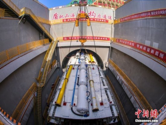 浙江舟山：世界最长高铁海底隧道盾构设备下井