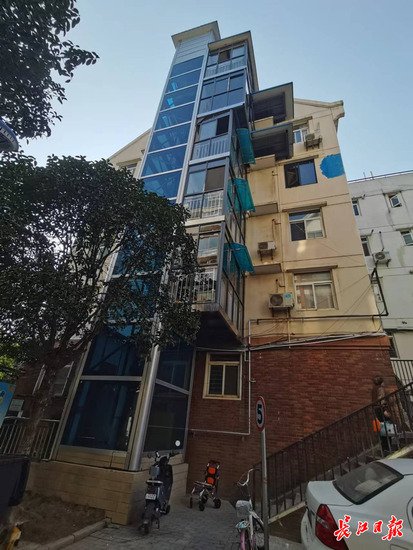 这个小区一顶楼住户单独出资50万元装电梯