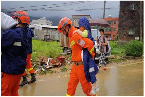 福建厦门：连续强降雨引发山体滑坡 消防员紧急转移数千名群众