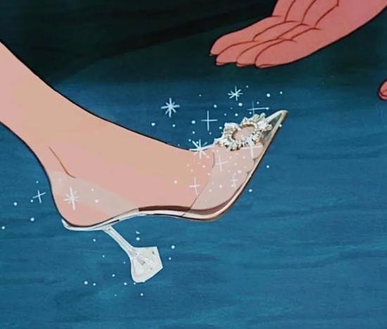 身为“在逃<em>灰姑娘</em>”可以没有王子 但得有<em>水晶鞋</em>啊
