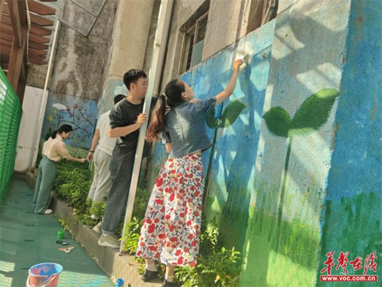 创意墙绘 装扮美丽校园 鹤城区<em>幼儿园</em>团支部开展主题团日活动