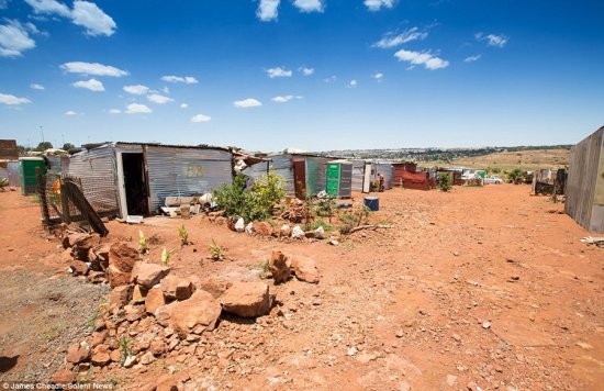 南非白人贫民窟：<em>缺水</em>缺电缺食物 月生活费264元