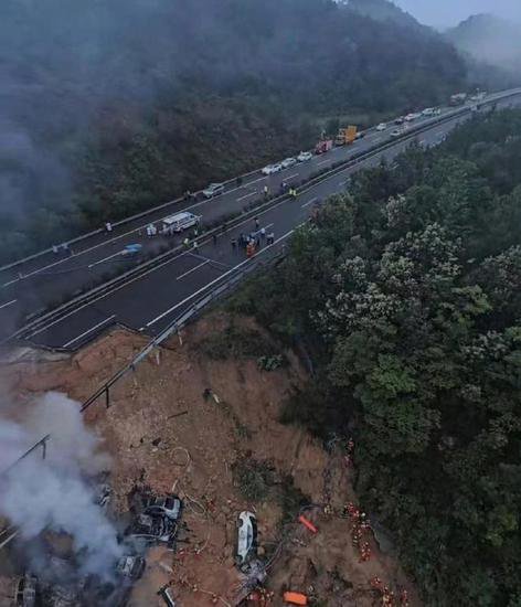 梅大高速塌陷事故已致36死，是对全国基建项目的一次警醒