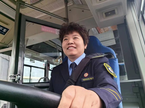 北京404路公交驾驶员李宁：我在岗位过“五一”