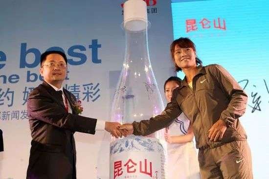 “中国依云”昆仑山换新瓶，降价至4元，加多宝这次能成功吗？