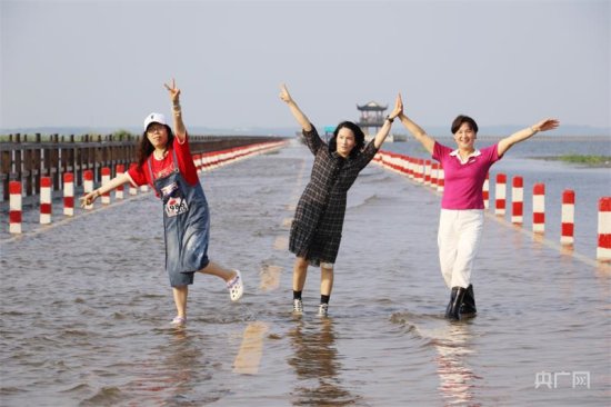 中国最美的水上公路呈现鄱阳湖