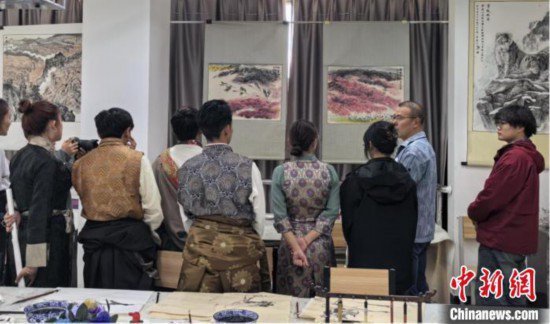 展现艺术新篇 西藏大学与南京<em>艺术学院</em>《国画写意》同步课堂结课