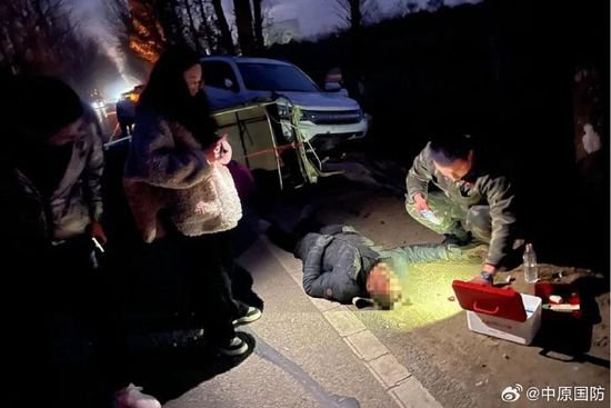 河南省新野县专武干部救助受伤群众