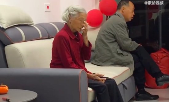孙女出嫁88岁奶奶偷偷抹泪 见一次少一次<em>伤感又</em>开心