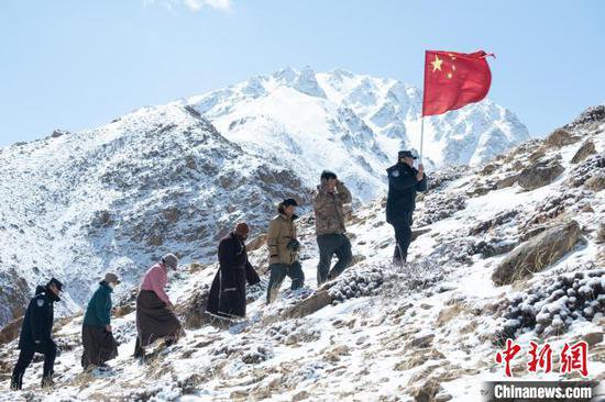 西藏阿里：警民心<em>手相</em>牵共筑边境安全屏障