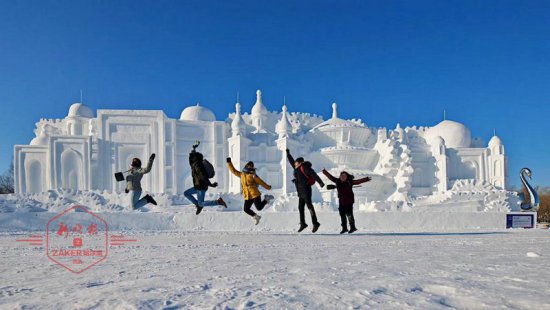 团逛五大冰雪景点 网络达人：这就是“童话般的哈尔滨”