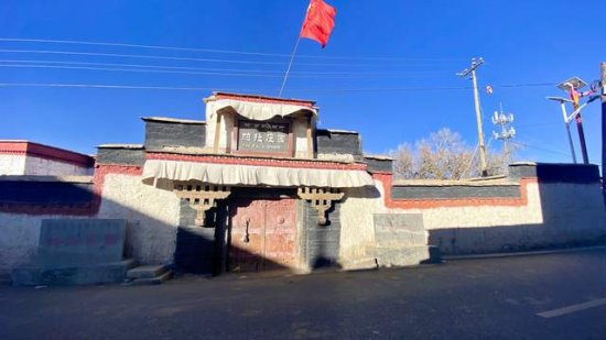 西藏日喀则街边有座豪宅，400年前是贵族庄园，如今是热门景点