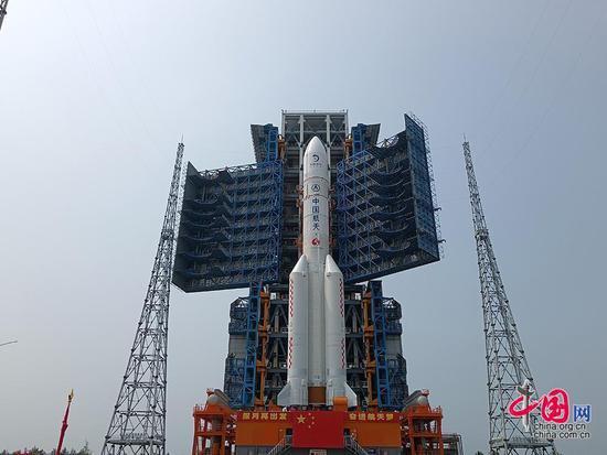 嫦娥<em>六</em>号计划5<em>月初</em>择机发射 器箭组合体完成垂直转运