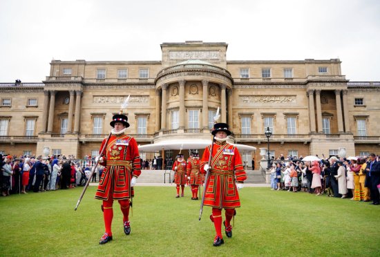 英国白金汉宫继续举行<em>皇家花园</em>派对 威廉王子和凯特王妃出席