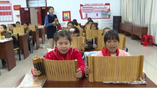 新和县：返乡大学生为红领巾小课堂注能