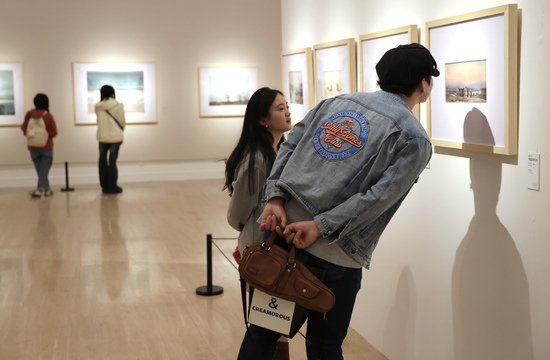 “乡关何处水云间——黄铁山水彩艺术展”在中国美术馆展出