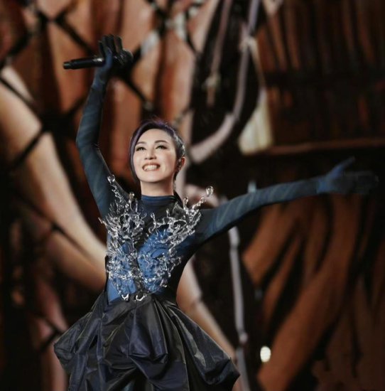 杨千嬅世界巡回演唱会首站广州开启，有人划着龙舟来围观