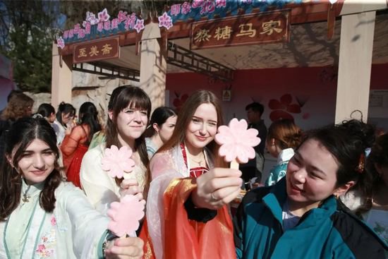 英国学者：西方世界应当欢迎“与众不同”的中国