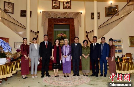 中国驻柬埔寨大使王文天夫妇向莫尼列太后祝贺寿辰