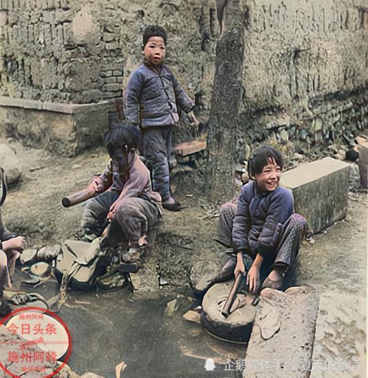 老照片：民国时期的<em>算命先生</em>，小溪边洗衣服的小女孩