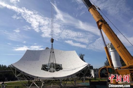 全球最大射电<em>天文望远镜</em>阵列首台中频天线在华研制成功正式吊装