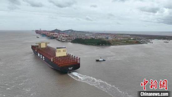 超大型集装箱船“地中海中国”首航洋山港